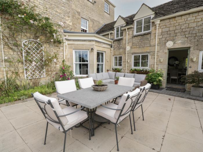 The Gate House, is in Stratton, near Cirencester, Gloucestershire. Close to amenities. Near an AONB.