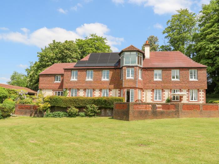 Coombe Place House is in Meonstokem Hampshire. Eight-bedroom home enjoying rural views in AONB. Pets