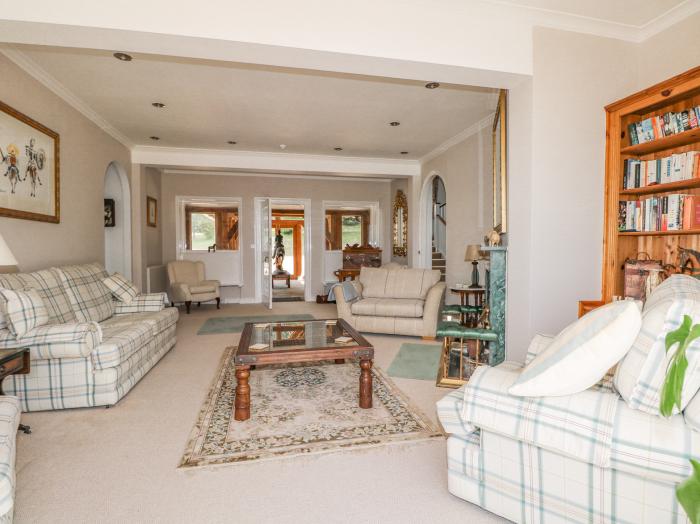 Coombe Place House is in Meonstokem Hampshire. Eight-bedroom home enjoying rural views in AONB. Pets