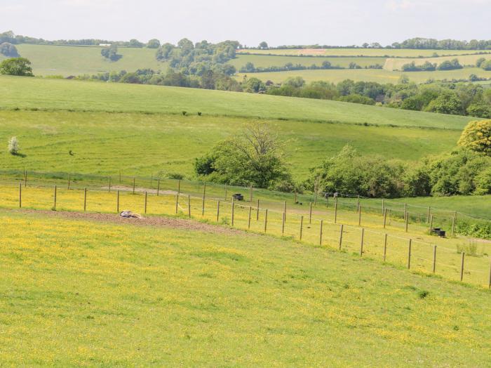 Coombe Place House is in Meonstokem Hampshire. Eight-bedroom home enjoying rural views in AONB. Pets