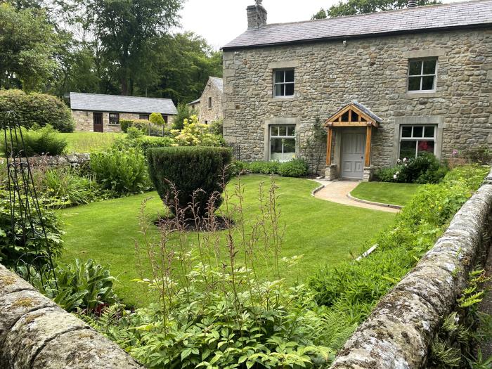 Mill House is in Chipping, Lancashire. 6-bedroo home near amenities. Pet-friendly. Woodburning stove