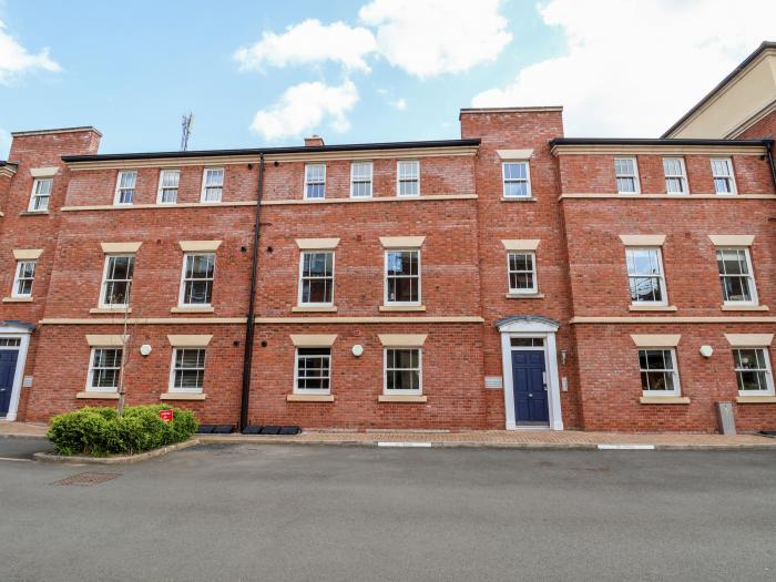 122 The Old Meadow, Shrewsbury. Close to a shop and a pub. Off-road parking for 1. Zip/link bedrooms