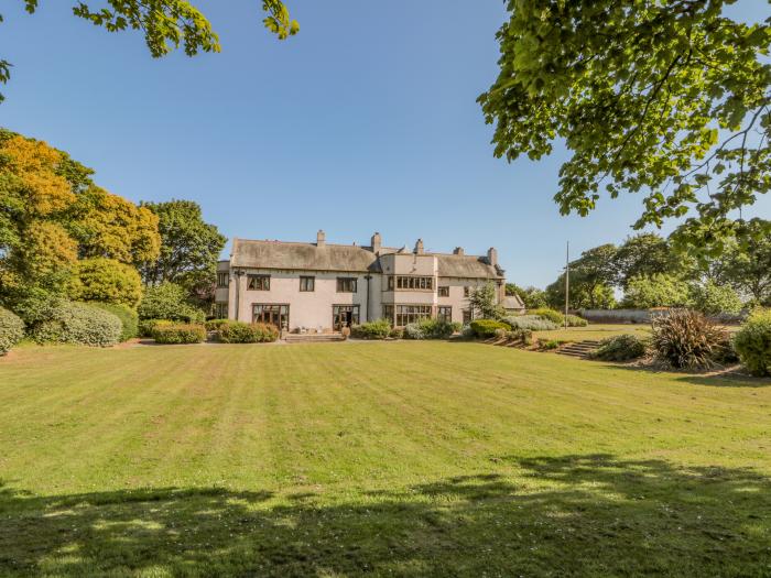 Highcliffe Manor, East Riding of Yorkshire. Close to a beach. In a Nature Reserve. Off-road parking.