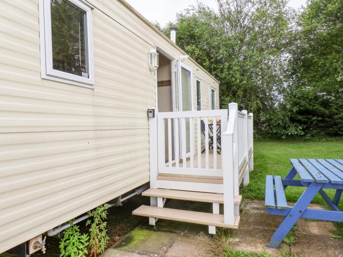 F12 Beach Rise, Primrose Valley, North Yorkshire. Close to shop, pub and beach. TV and WiFi. Decking