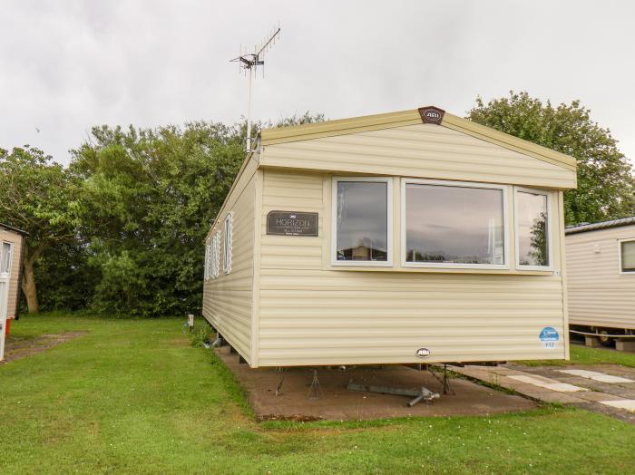 F12 Beach Rise, Primrose Valley, North Yorkshire. Close to shop, pub and beach. TV and WiFi. Decking