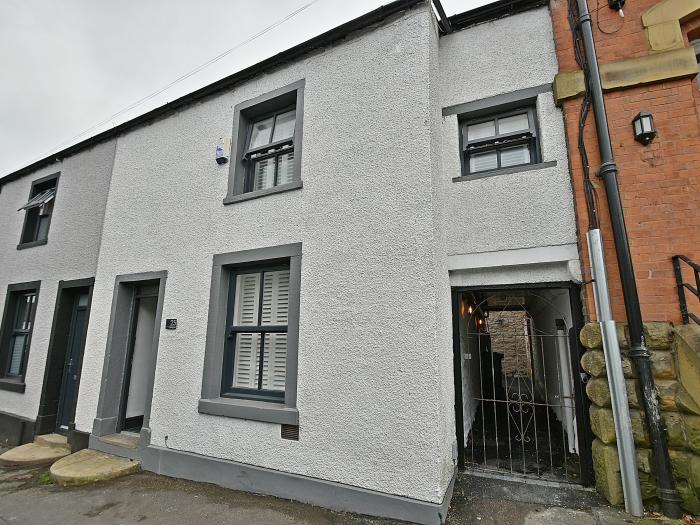 25 Lowergate, Clitheroe, Lancashire, Lake District, TV & WiFi, Living room, Ribble Valley, Courtyard