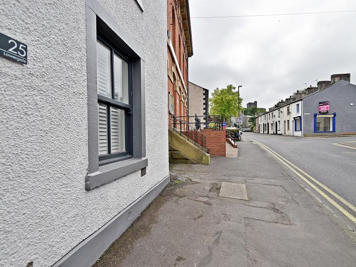 25 Lowergate, Clitheroe, Lancashire, Lake District, TV & WiFi, Living room, Ribble Valley, Courtyard