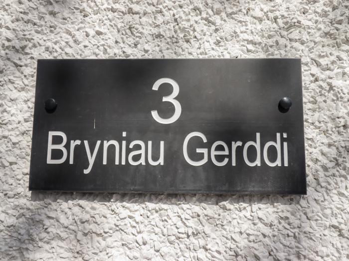 3 Bryniau Gerddi, Llanberis, Gwynedd, in a National Park, off-road parking, pet-friendly, woodburner
