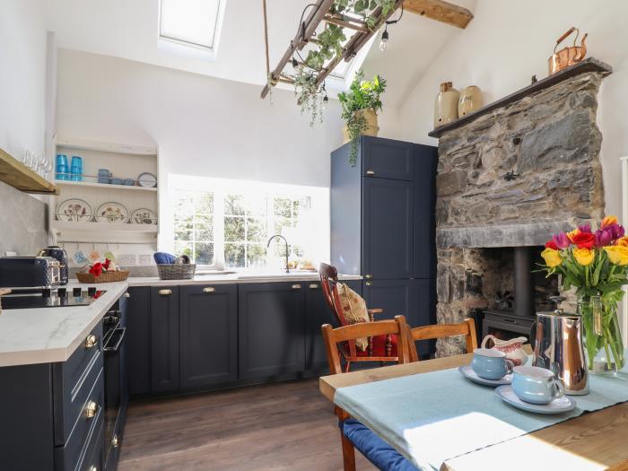 3 Bryniau Gerddi, Llanberis, Gwynedd, in a National Park, off-road parking, pet-friendly, woodburner