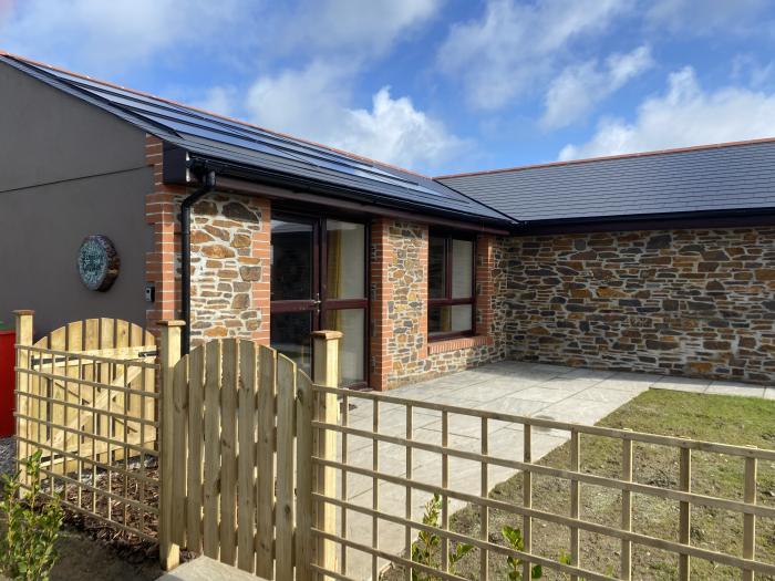 Bimbling Cottage is near Illogan, Cornwall. Three-bedroom bungalow with enclosed garden. Rural views