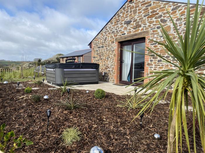 Bimbling Cottage is near Illogan, Cornwall. Three-bedroom bungalow with enclosed garden. Rural views