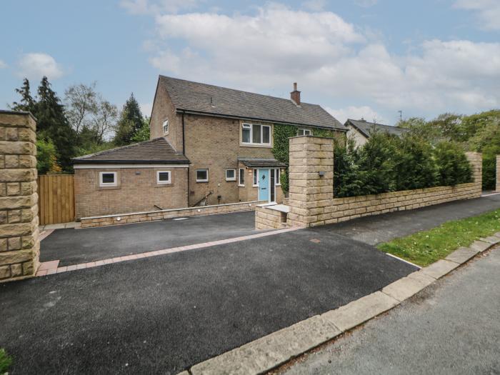Ivy House, Buxton, Derbyshire. Stylish, four-bedroom home with hot tub, garden, and open-plan living