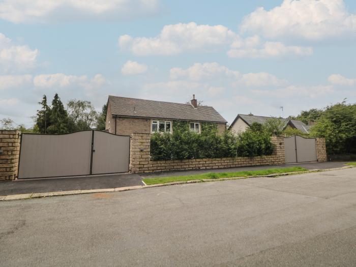 Ivy House, Buxton, Derbyshire. Stylish, four-bedroom home with hot tub, garden, and open-plan living