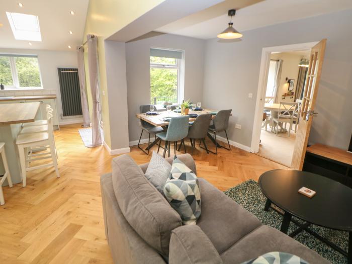 Ivy House, Buxton, Derbyshire. Stylish, four-bedroom home with hot tub, garden, and open-plan living