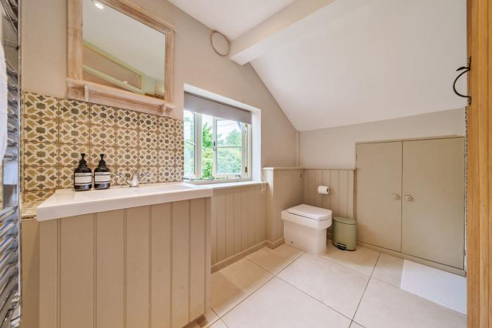 Lynton Cottage, Enstone, Oxfordshire. Enclosed garden. Off-road parking. Woodburning stove. Smart TV