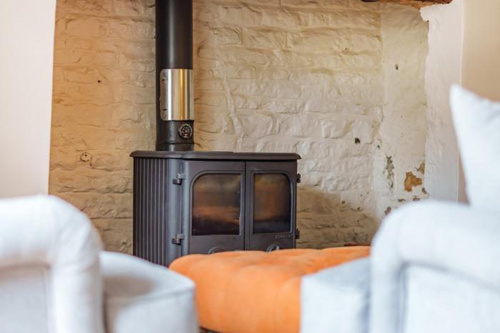 Lynton Cottage, Enstone, Oxfordshire. Enclosed garden. Off-road parking. Woodburning stove. Smart TV