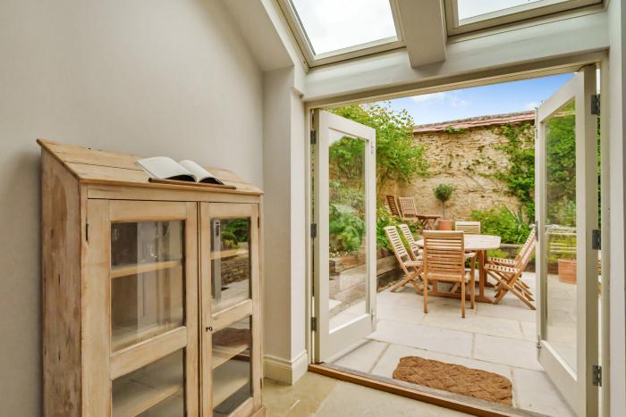 Lynton Cottage, Enstone, Oxfordshire. Enclosed garden. Off-road parking. Woodburning stove. Smart TV