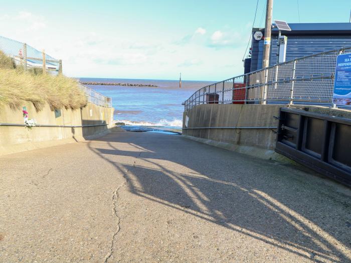 Holly Cottage, Sea Palling, Norfolk. Beach nearby. Woodburning stove. Enclosed garden. Pet-friendly.