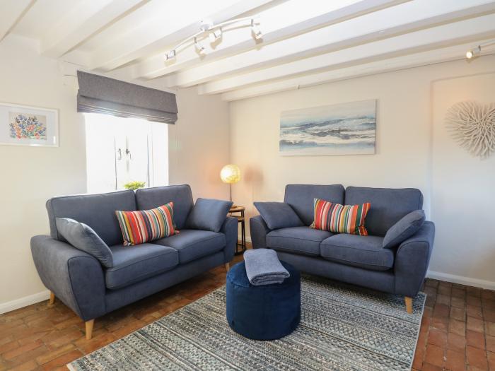 Holly Cottage, Sea Palling, Norfolk. Beach nearby. Woodburning stove. Enclosed garden. Pet-friendly.