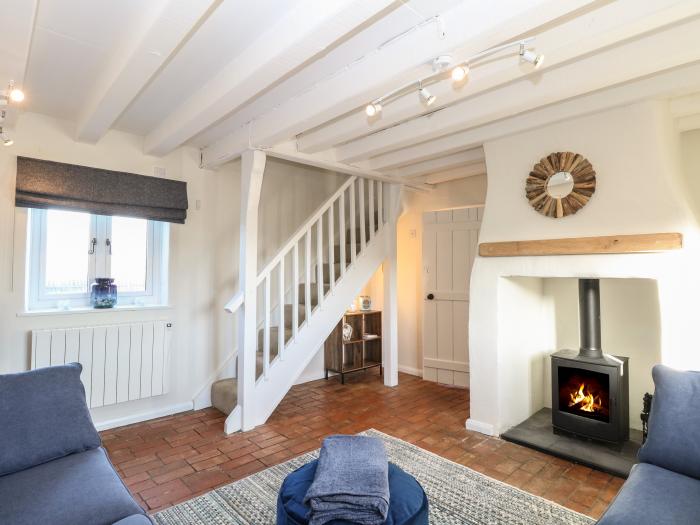 Holly Cottage, Sea Palling, Norfolk. Beach nearby. Woodburning stove. Enclosed garden. Pet-friendly.