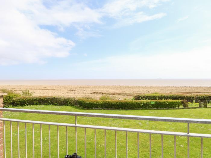 Gull Cottage, Kessingland, Suffolk. Open-plan. Pet-friendly. Sea views. Off-road parking.