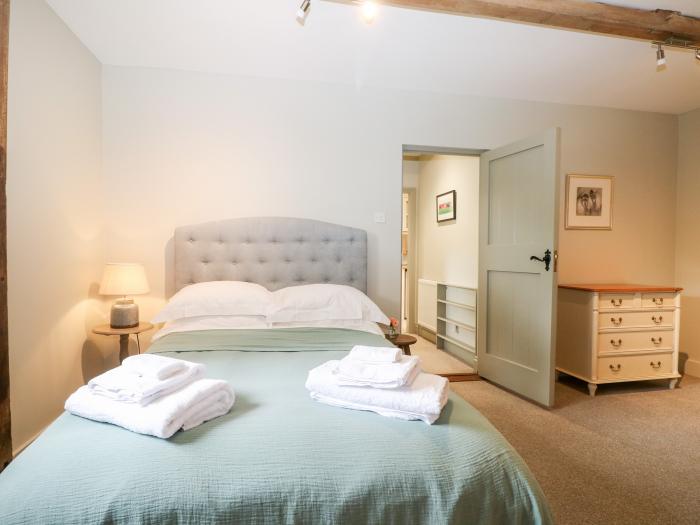 Hungers Cottage, Byworth near Petworth, Sussex. Pet-friendly. Close to a pub. 2bed. WiFi and TV.