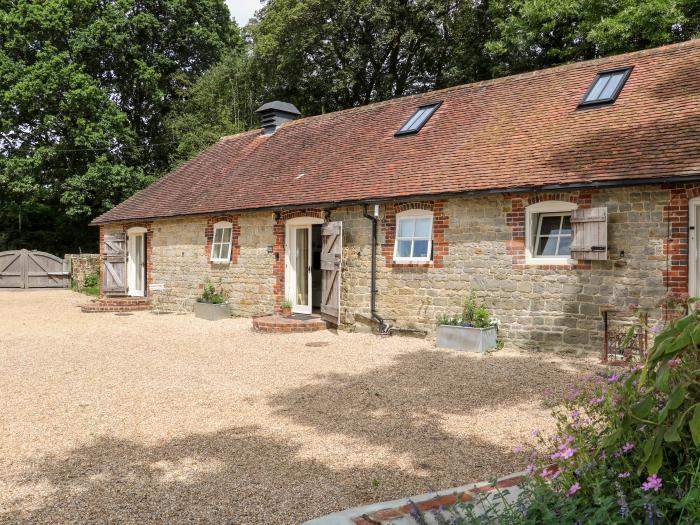 Hungers Cottage, Byworth near Petworth, Sussex. Pet-friendly. Close to a pub. 2bed. WiFi and TV.