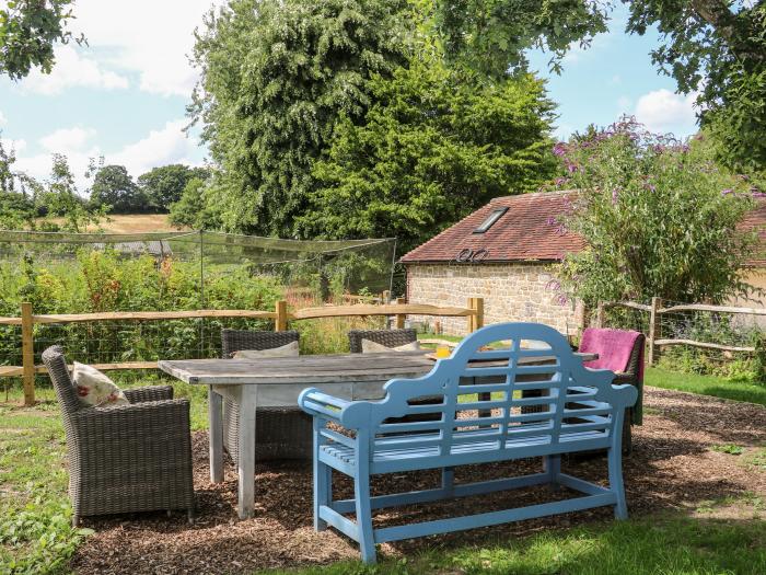 Hungers Cottage, Byworth near Petworth, Sussex. Pet-friendly. Close to a pub. 2bed. WiFi and TV.