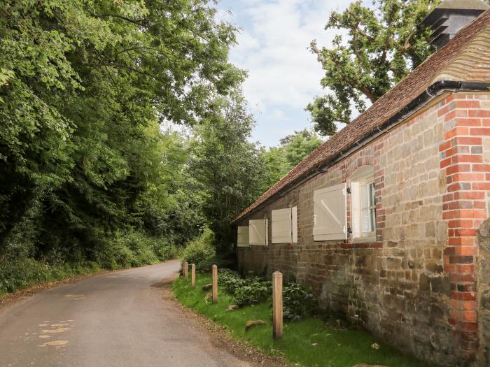 Hungers Cottage, Byworth near Petworth, Sussex. Pet-friendly. Close to a pub. 2bed. WiFi and TV.