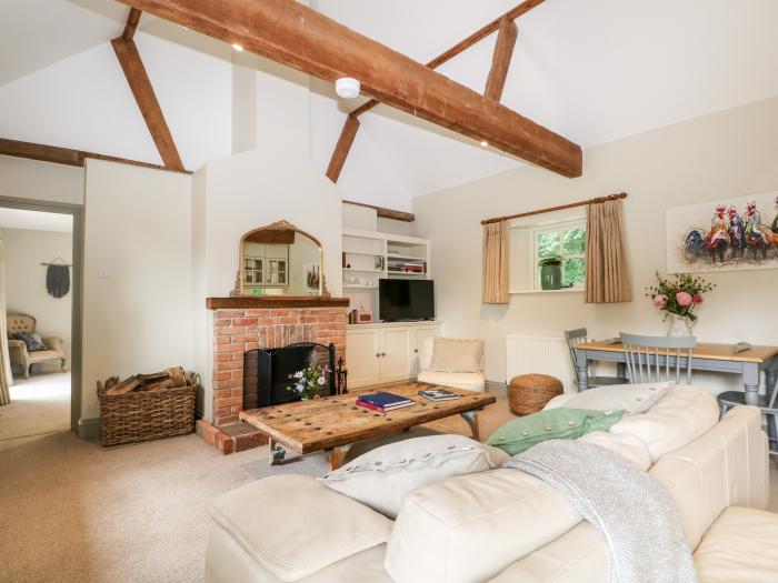 Hungers Cottage, Byworth near Petworth, Sussex. Pet-friendly. Close to a pub. 2bed. WiFi and TV.