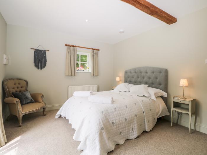 Hungers Cottage, Byworth near Petworth, Sussex. Pet-friendly. Close to a pub. 2bed. WiFi and TV.