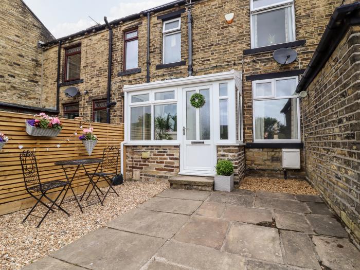 8 Carr House Road in Shelf, West Yorkshire. Smart TV. Gas fire. Off-road parking. Close to amenities