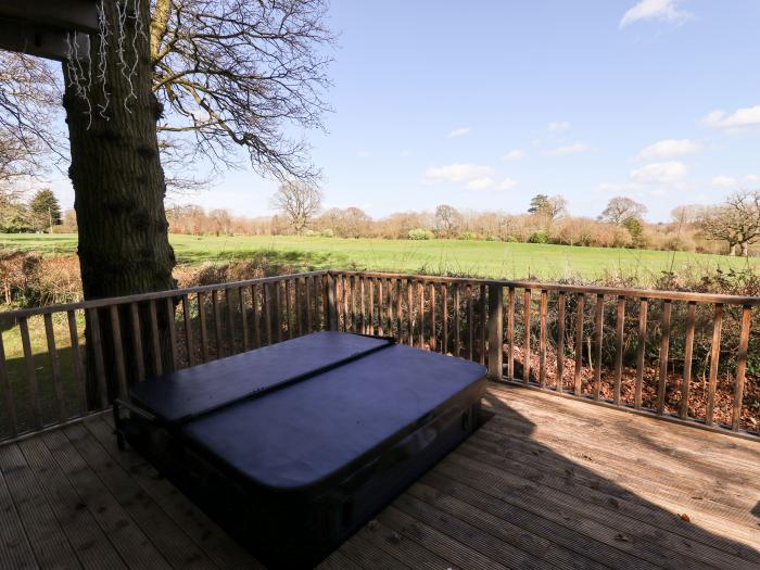 iLodge Ultra in Kenwick, Lincolnshire, sleeps 15 guests in five bedrooms. Games room. Lovely views.