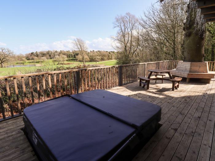 iLodge Ultra in Kenwick, Lincolnshire, sleeps 15 guests in five bedrooms. Games room. Lovely views.