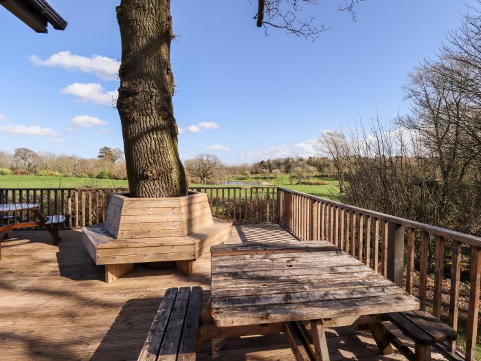 iLodge Ultra in Kenwick, Lincolnshire, sleeps 15 guests in five bedrooms. Games room. Lovely views.