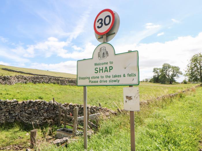 Fellside Cottage, Shap. Close to amenities. Near National Park. Pet-friendly. Off-road parking