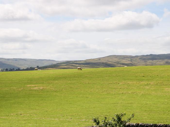 Fellside Cottage, Shap. Close to amenities. Near National Park. Pet-friendly. Off-road parking