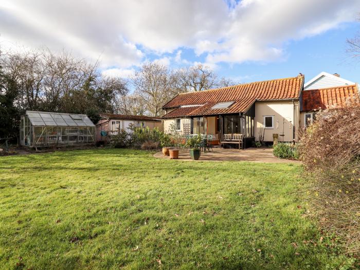 Ivy House Barn, Stradbroke, TV, romantic dwelling, woodburning stove, patio garden, off-road parking