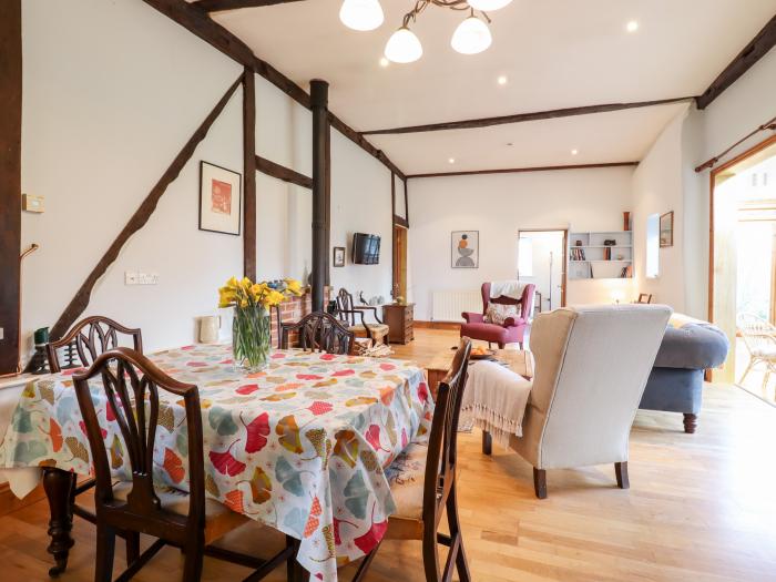 Ivy House Barn, Stradbroke, TV, romantic dwelling, woodburning stove, patio garden, off-road parking