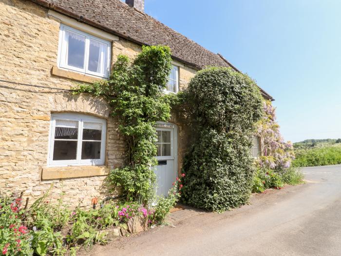 Woodbine Cottage, Stow-On-The-Wold, Gloucestershire. Charming, two-bedroom cottage in AONB. Pet-free