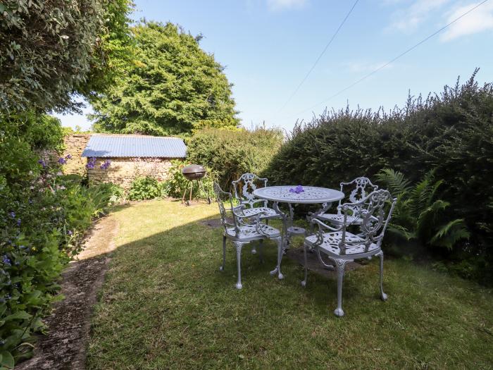 Woodbine Cottage, Stow-On-The-Wold, Gloucestershire. Charming, two-bedroom cottage in AONB. Pet-free