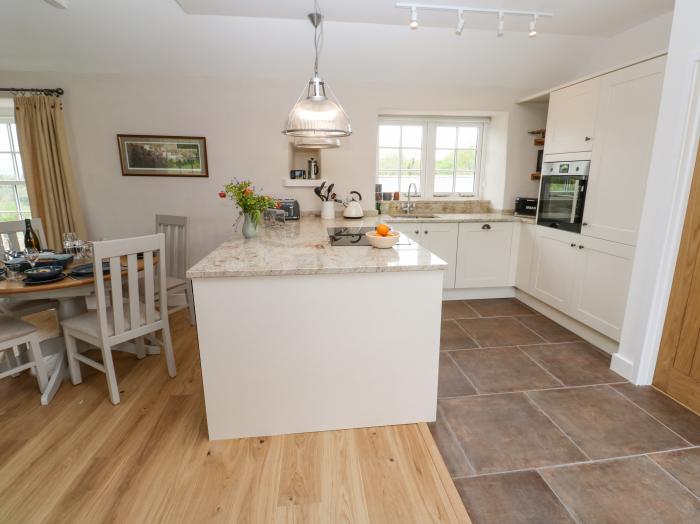 Gilly Skyber, Mawgan, Cornwall, off-road parking, dog-friendly, enclosed garden, underfloor heating.