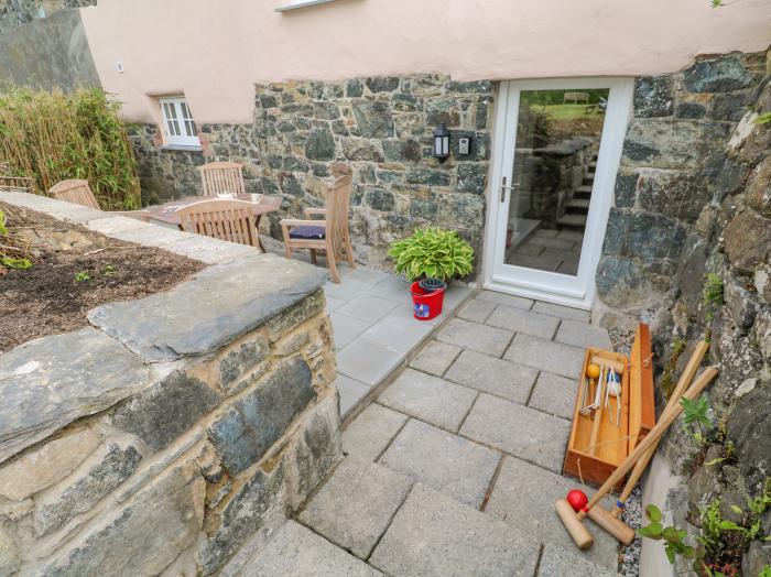 Gilly Skyber, Mawgan, Cornwall, off-road parking, dog-friendly, enclosed garden, underfloor heating.