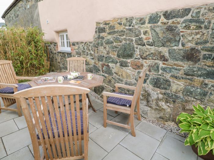 Gilly Skyber, Mawgan, Cornwall, off-road parking, dog-friendly, enclosed garden, underfloor heating.