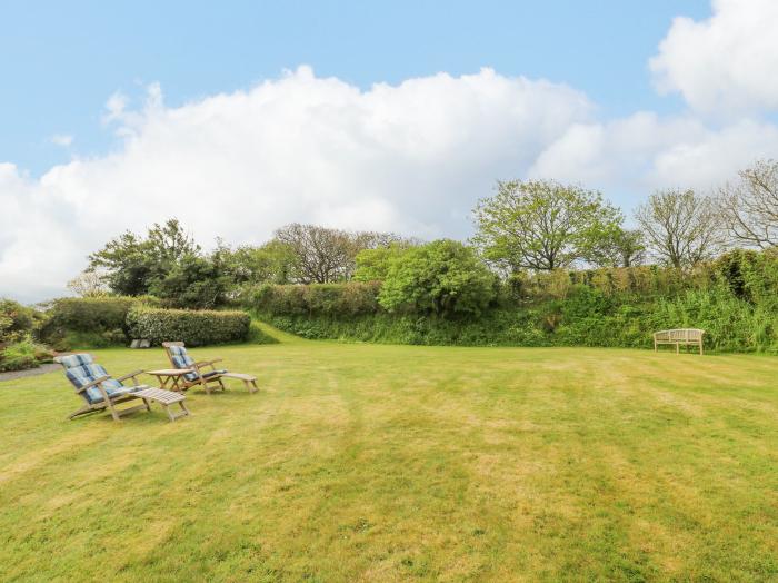 Gilly Skyber, Mawgan, Cornwall, off-road parking, dog-friendly, enclosed garden, underfloor heating.