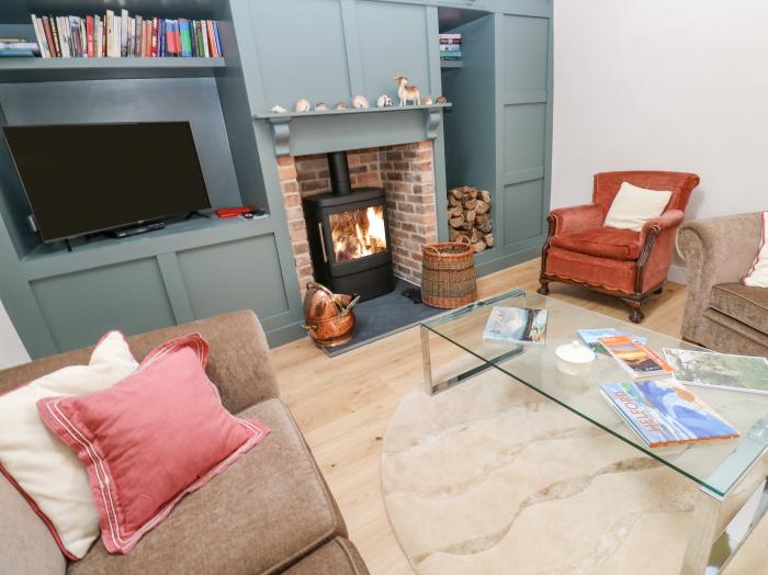 Gilly Skyber, Mawgan, Cornwall, off-road parking, dog-friendly, enclosed garden, underfloor heating.