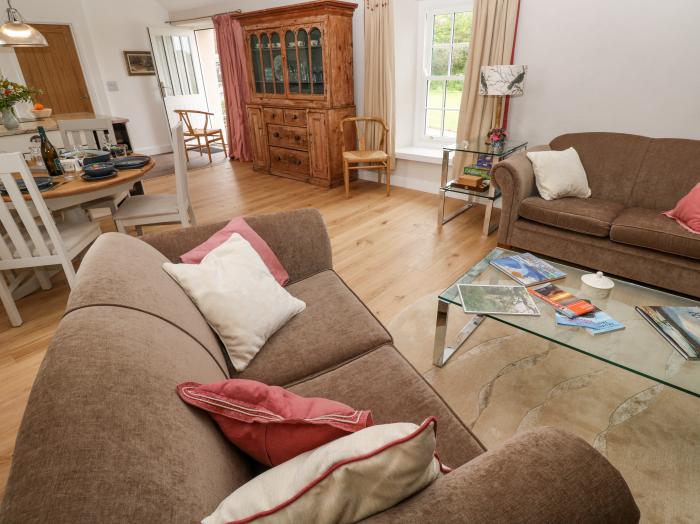 Gilly Skyber, Mawgan, Cornwall, off-road parking, dog-friendly, enclosed garden, underfloor heating.