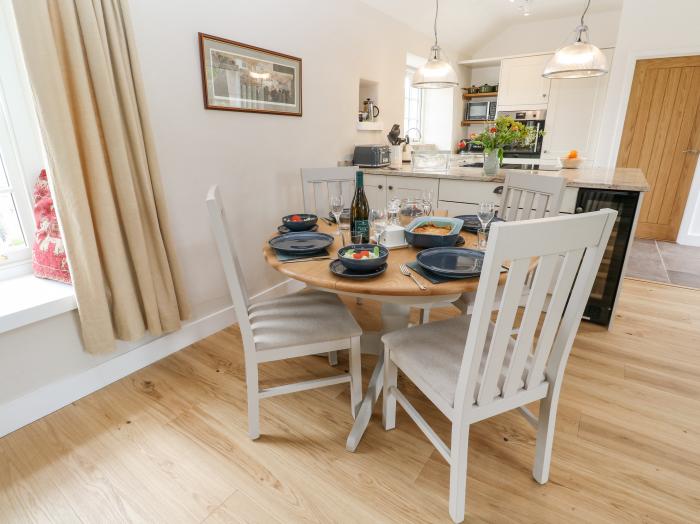 Gilly Skyber, Mawgan, Cornwall, off-road parking, dog-friendly, enclosed garden, underfloor heating.