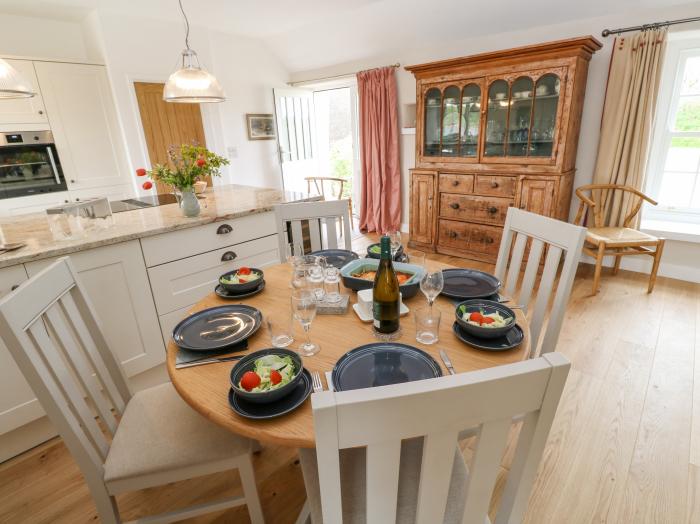 Gilly Skyber, Mawgan, Cornwall, off-road parking, dog-friendly, enclosed garden, underfloor heating.