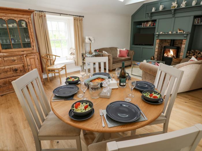 Gilly Skyber, Mawgan, Cornwall, off-road parking, dog-friendly, enclosed garden, underfloor heating.